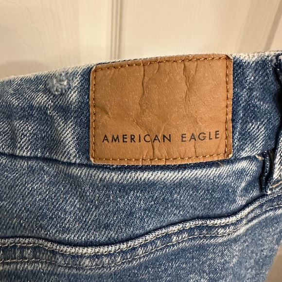 American Eagle Jeans Curvy Mom Womens Size 20 Distressed Rips Tears Blue Denim - Picture 3 of 6